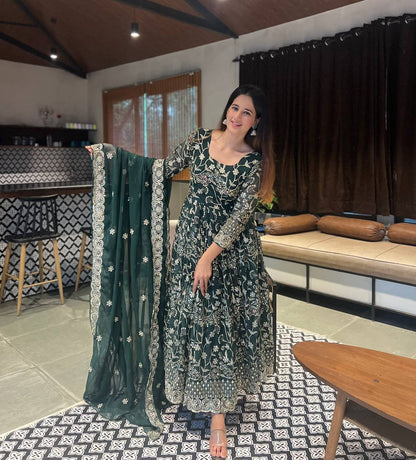 LUNCHING NEW ĐĚSIGNER PARTY WEAR LOOK NEW 1 COLOUR